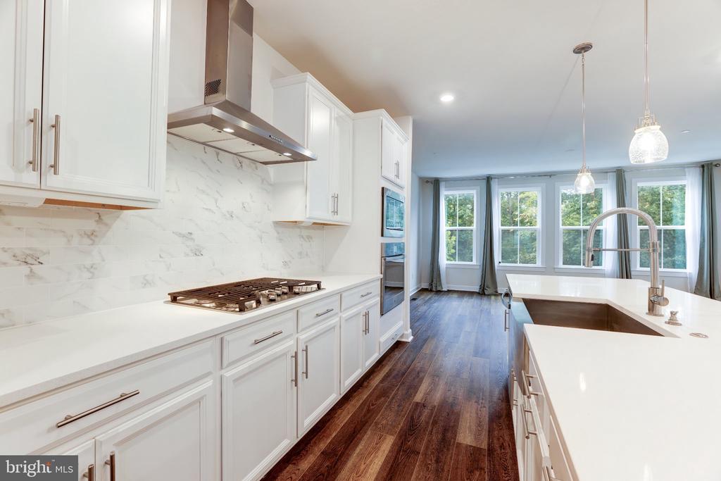 13036 HATTONTOWN SQUARE