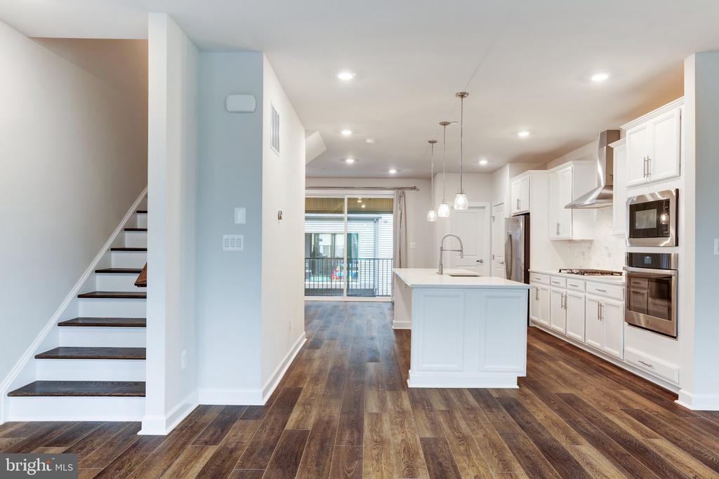 13036 HATTONTOWN SQUARE