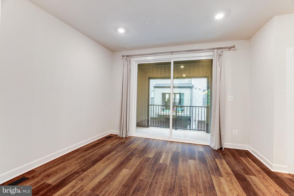13036 HATTONTOWN SQUARE