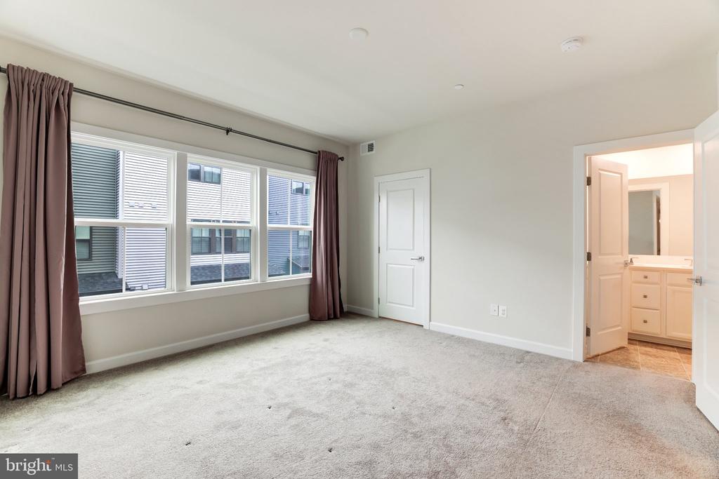 13036 HATTONTOWN SQUARE