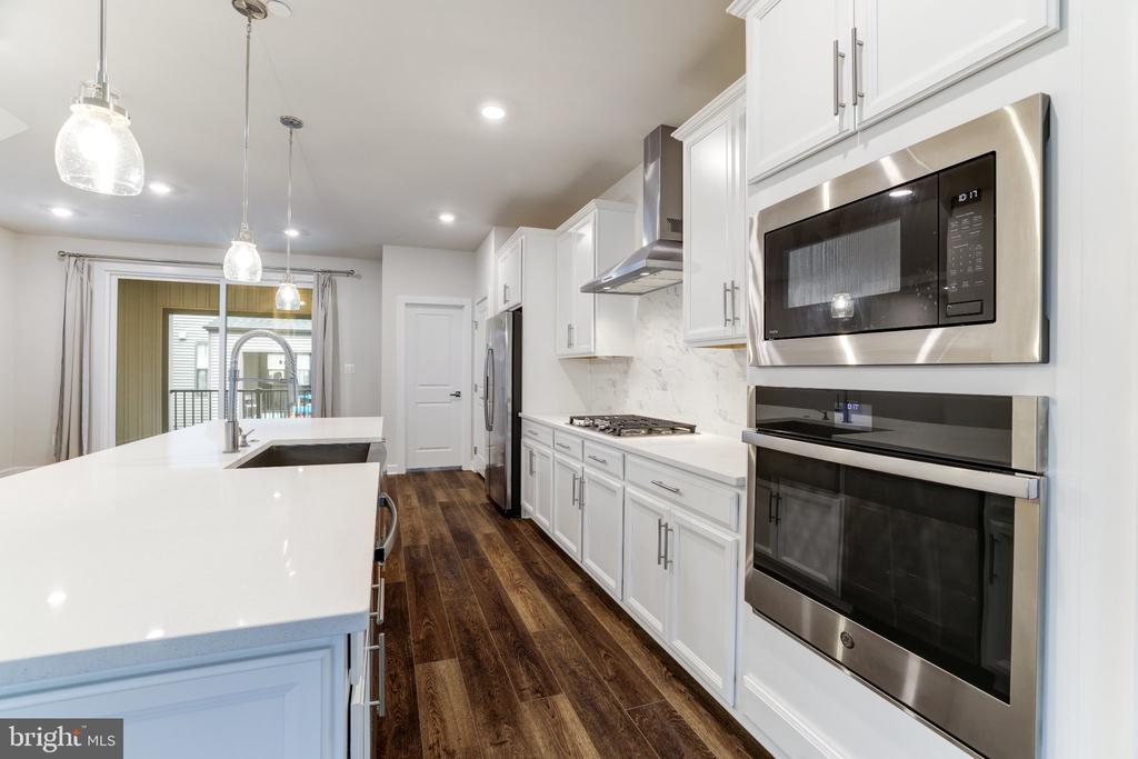 13036 HATTONTOWN SQUARE