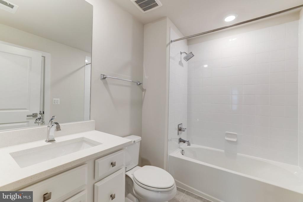 13036 HATTONTOWN SQUARE
