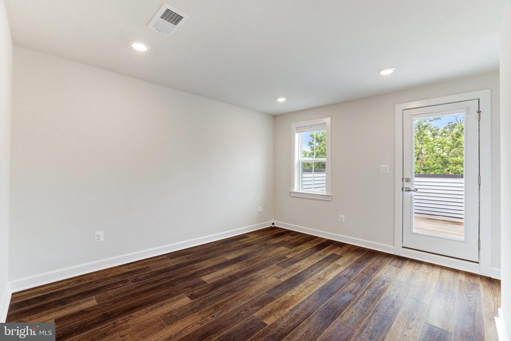 13036 HATTONTOWN SQUARE