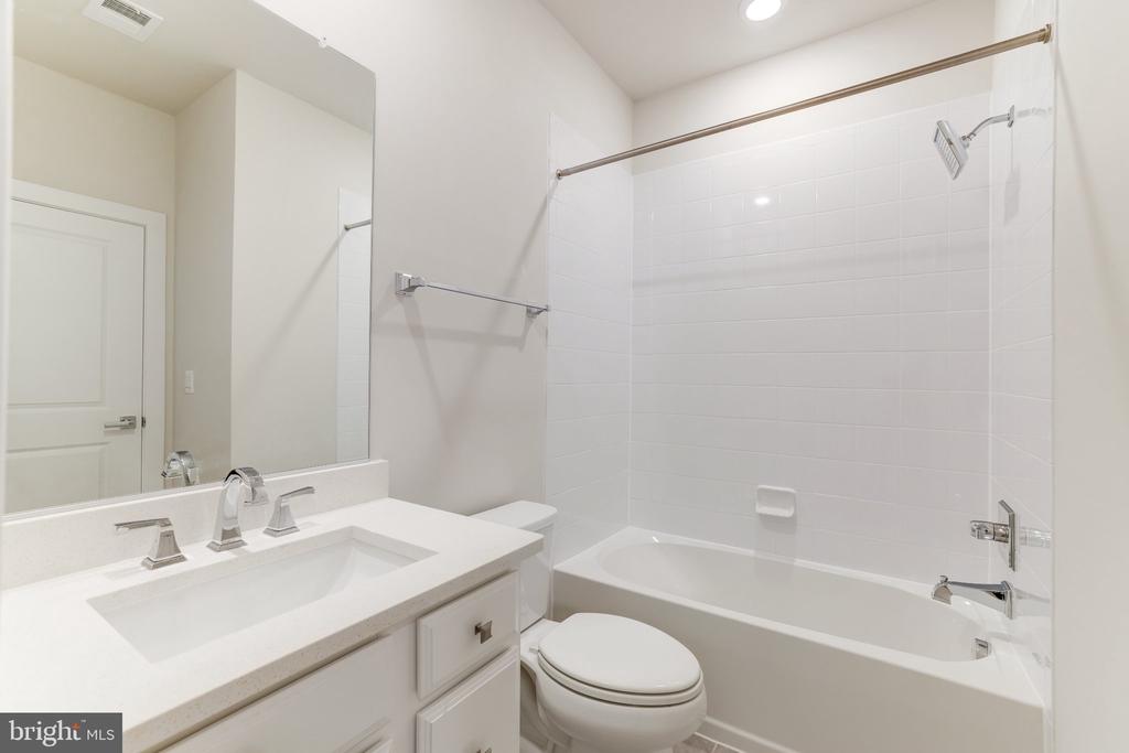13036 HATTONTOWN SQUARE