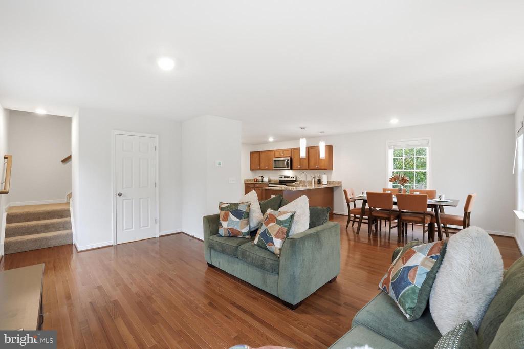 8528 ENGLESIDE STREET