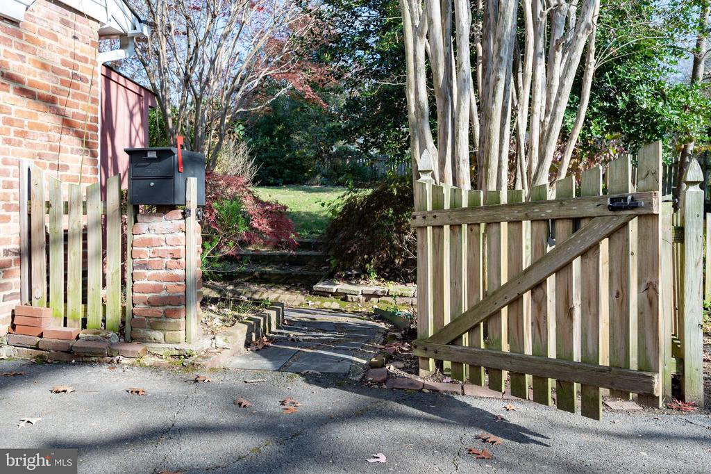 3606 PINETREE TERRACE