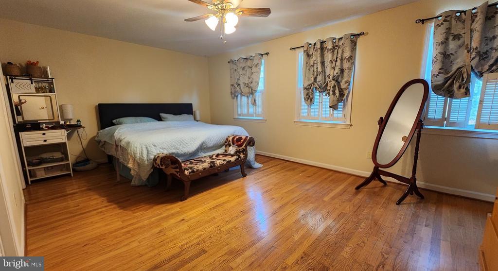 3124 BARNARD COURT