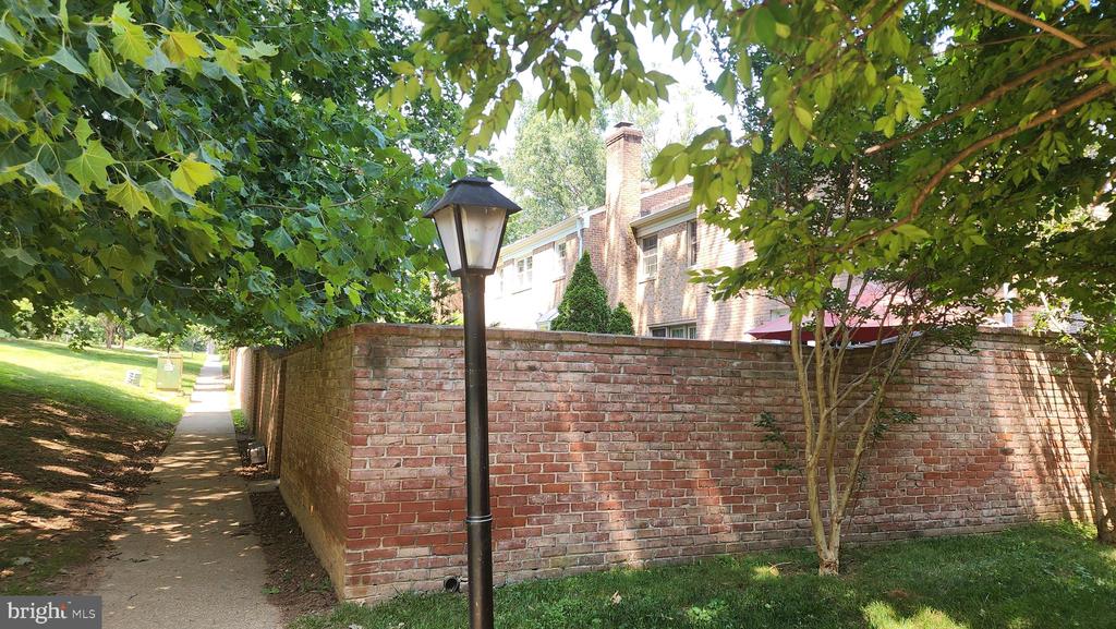3124 BARNARD COURT
