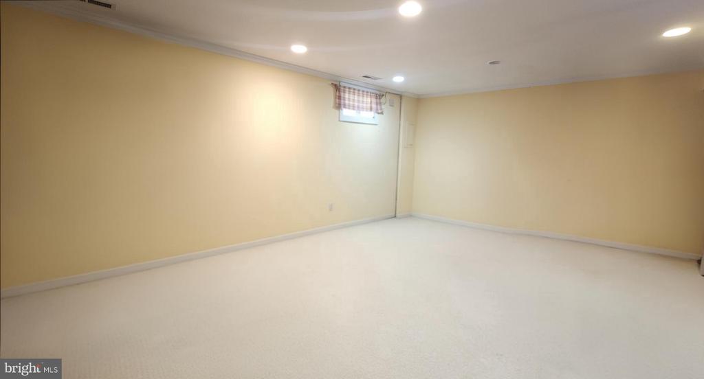 3124 BARNARD COURT