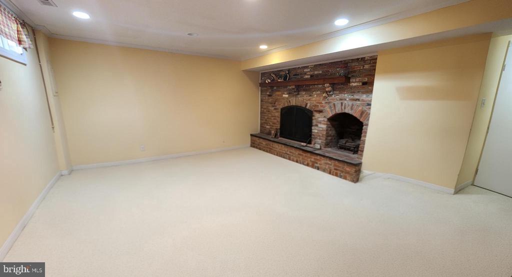 3124 BARNARD COURT