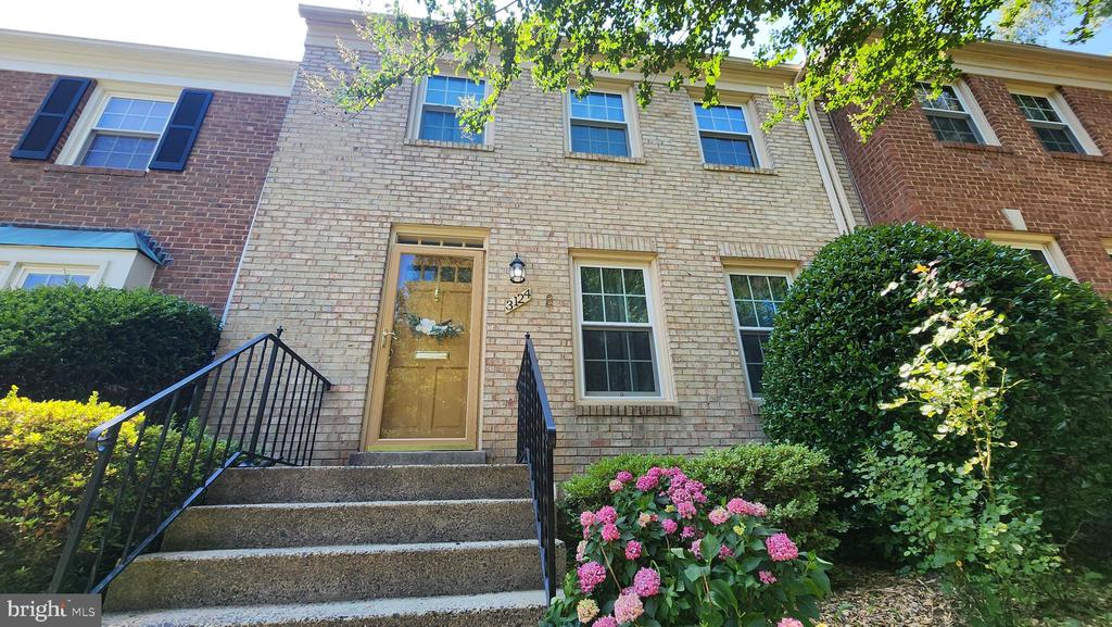 3124 BARNARD COURT