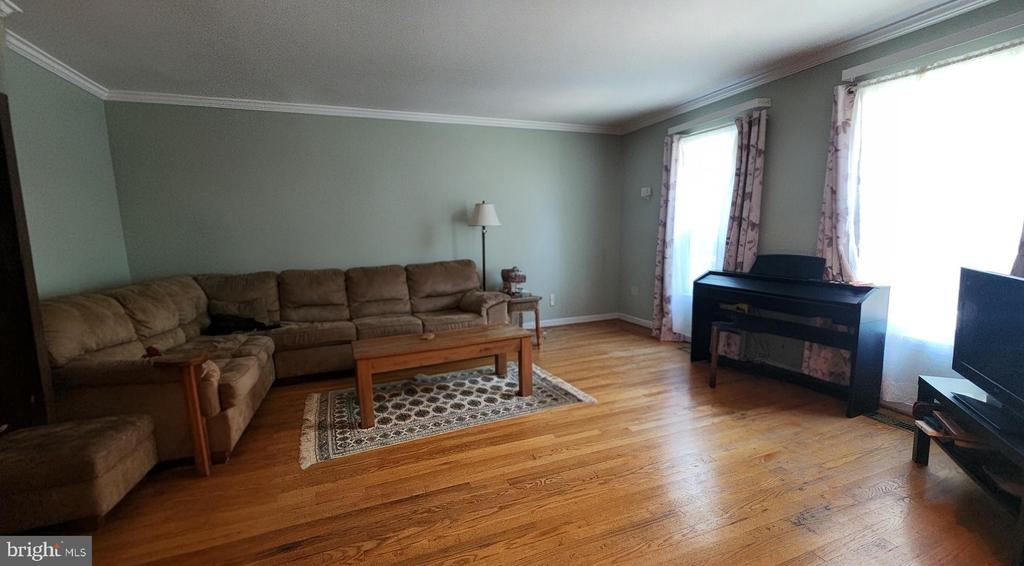 3124 BARNARD COURT