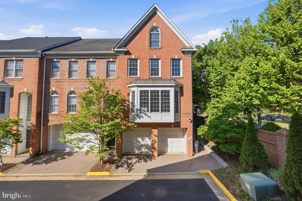 1320 LESSARD LANE