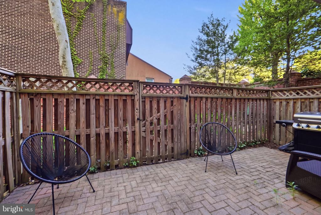 1320 LESSARD LANE