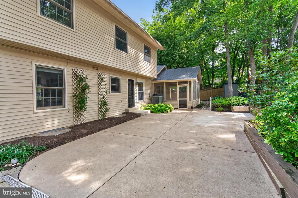 8811 HAYLOAD COURT