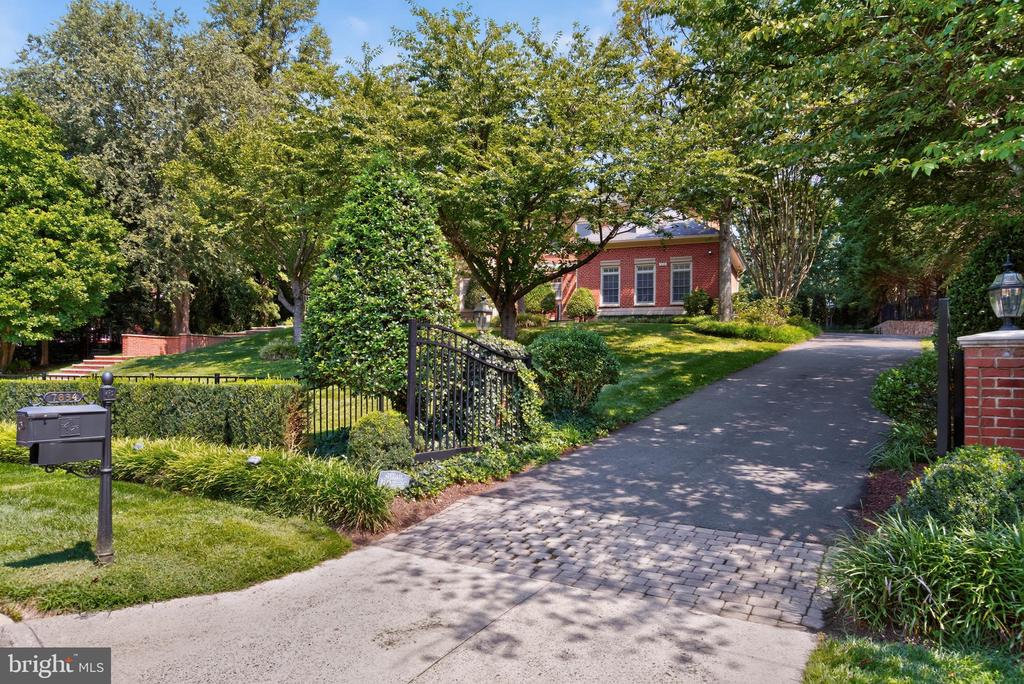 7834 MONTVALE WAY