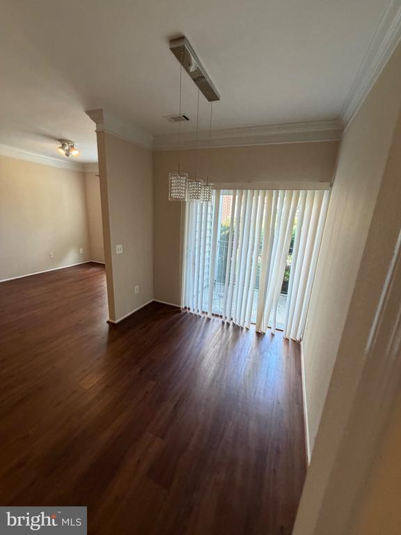 1530 SPRING GATE DRIVE Unit: 9104