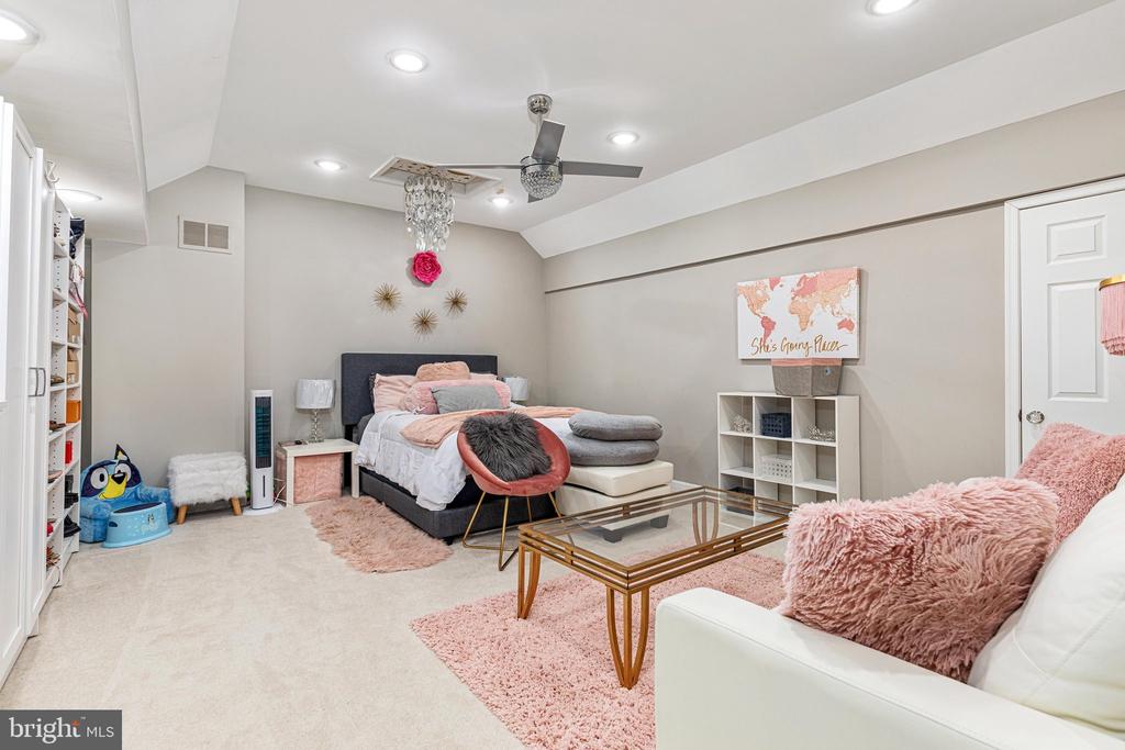 6431 ENGLISH IVY COURT