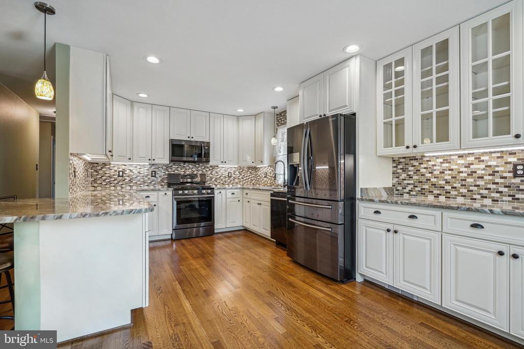202 W MAPLE AVENUE