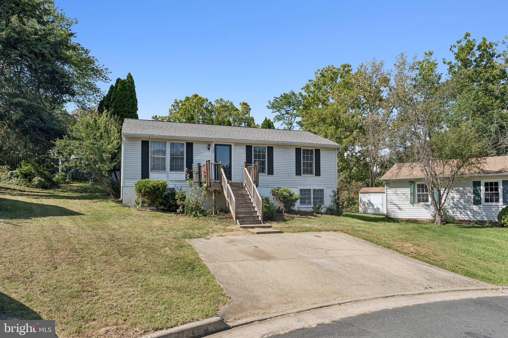 127 OAK VIEW DRIVE SE