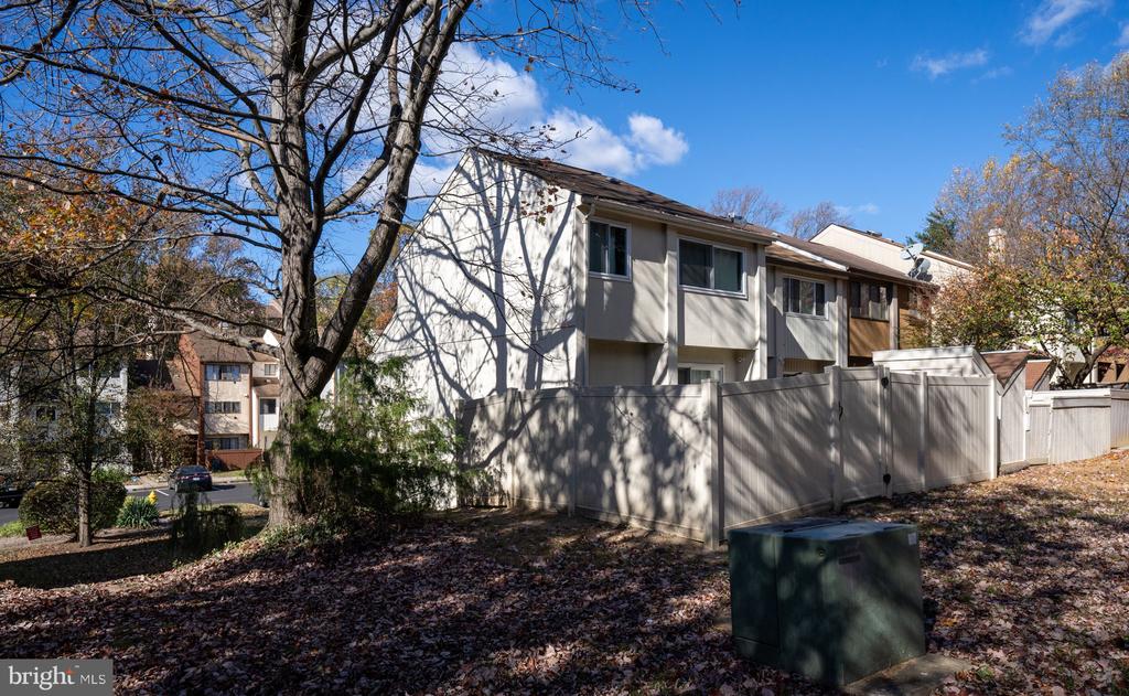 15261 LODGE TERRACE