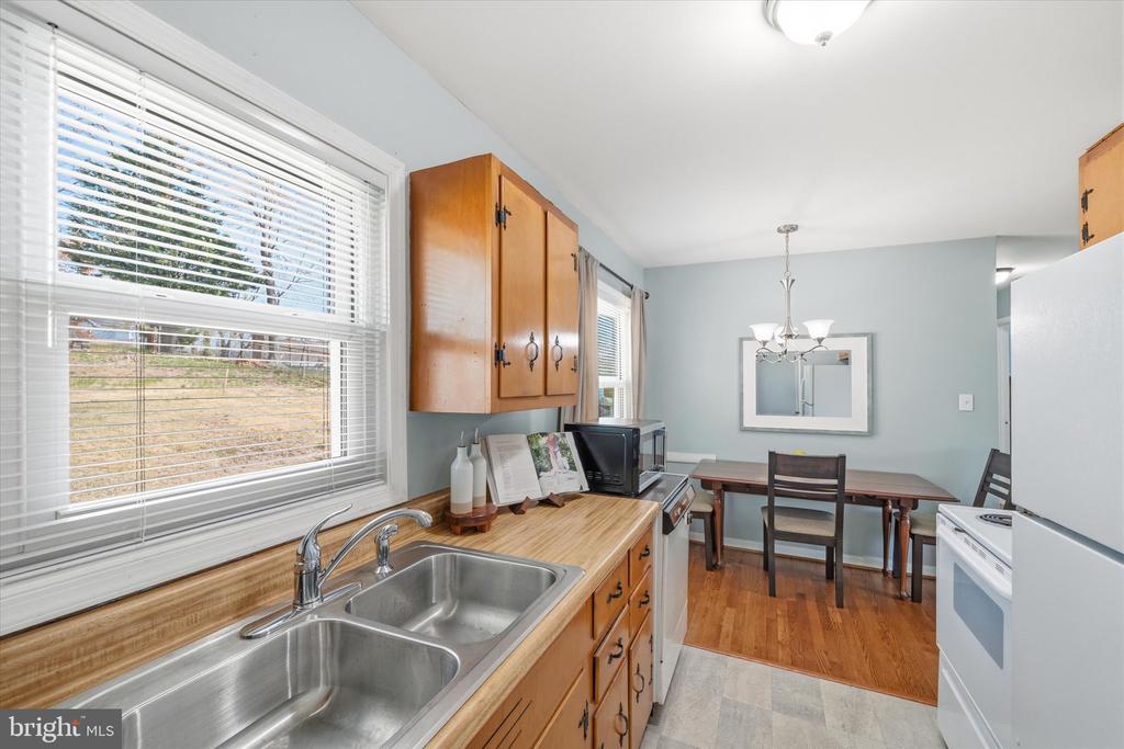 13207 TREETOP COURT