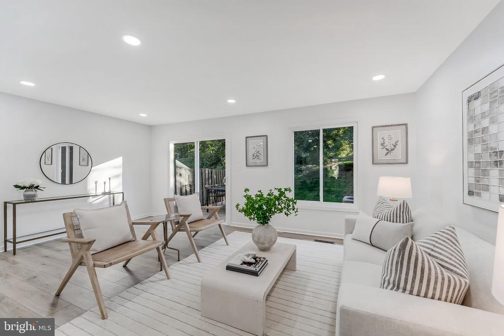 2933 CAMBRIDGE DRIVE
