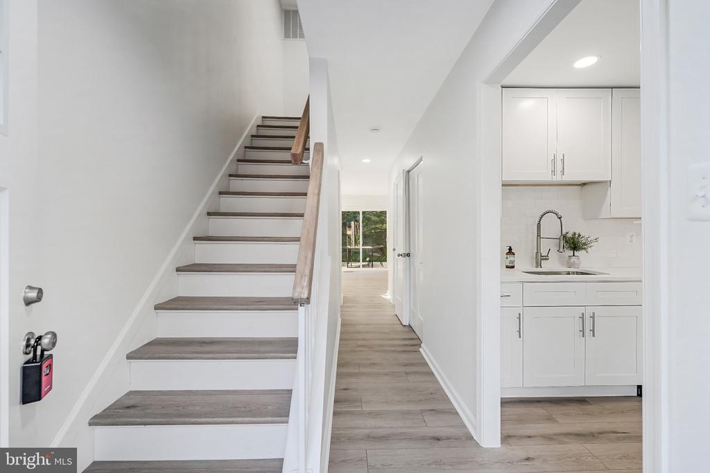 2933 CAMBRIDGE DRIVE