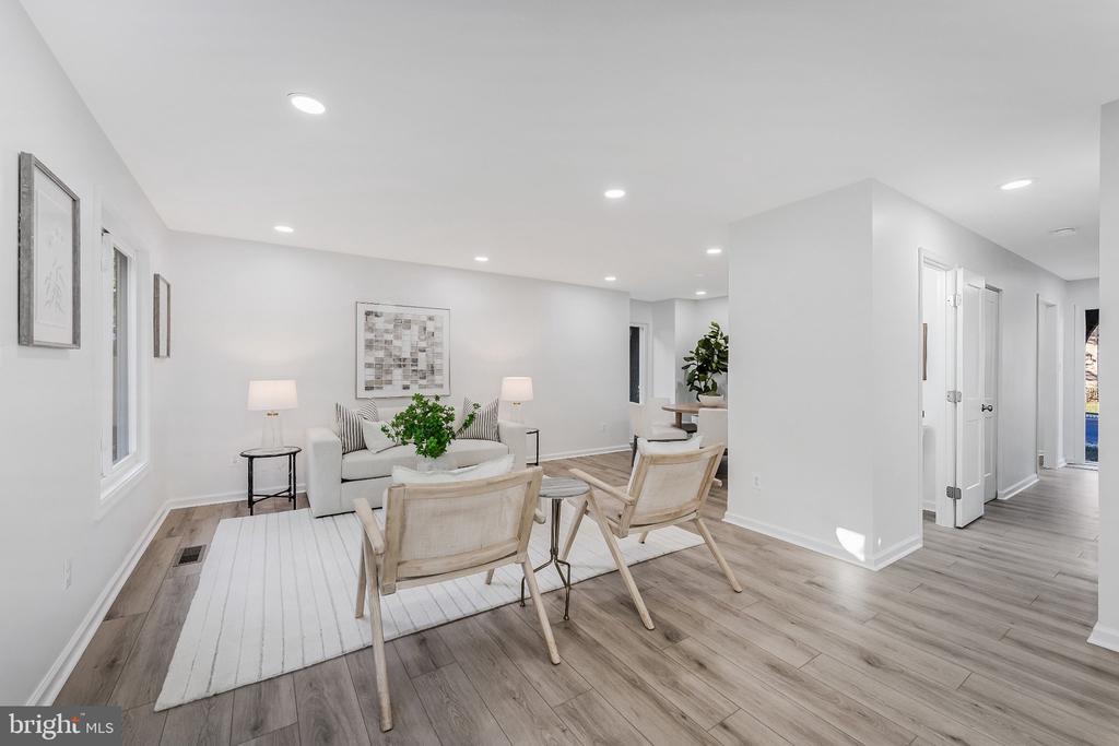 2933 CAMBRIDGE DRIVE