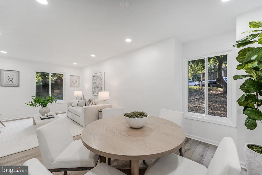 2933 CAMBRIDGE DRIVE