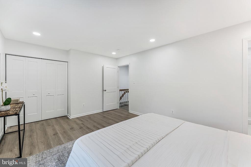 2933 CAMBRIDGE DRIVE
