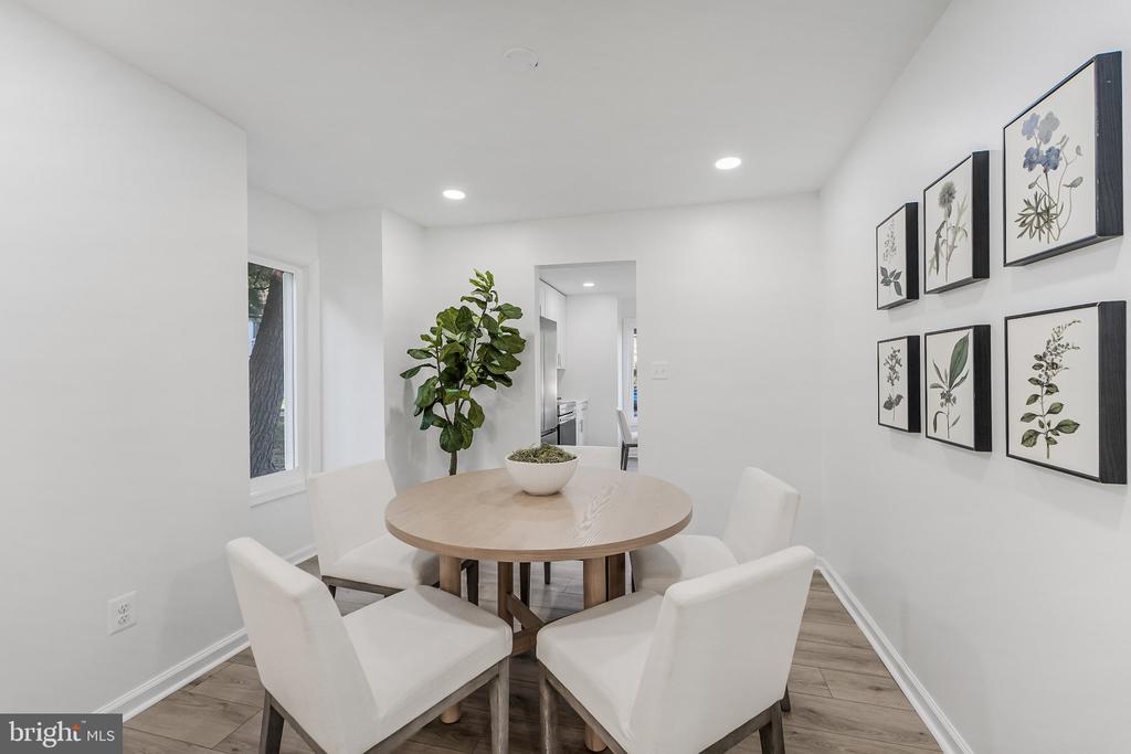 2933 CAMBRIDGE DRIVE