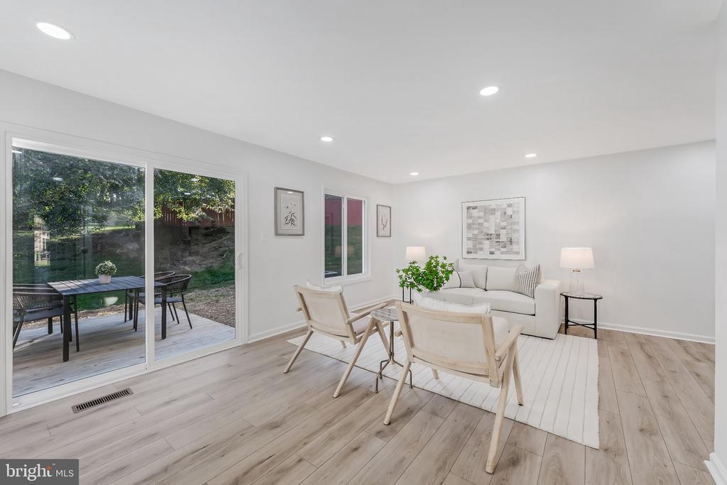 2933 CAMBRIDGE DRIVE