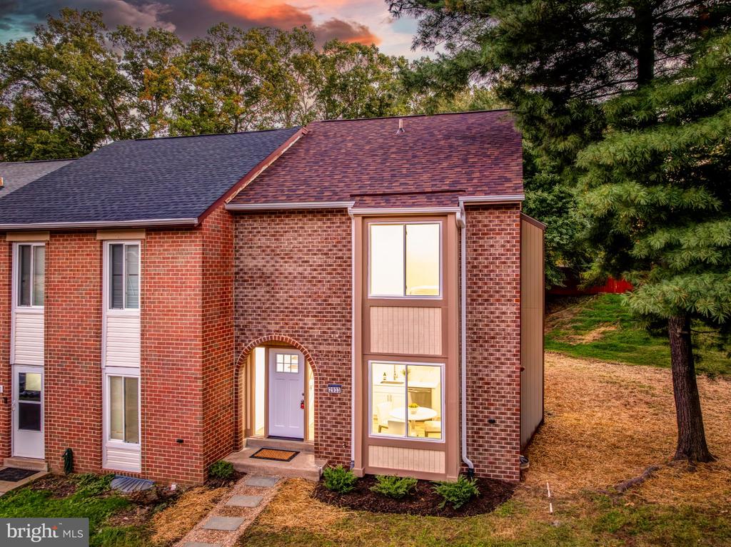 2933 CAMBRIDGE DRIVE