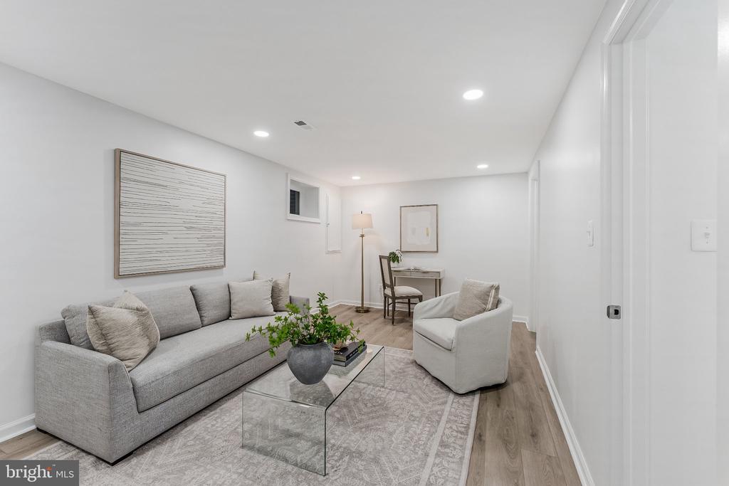 2933 CAMBRIDGE DRIVE