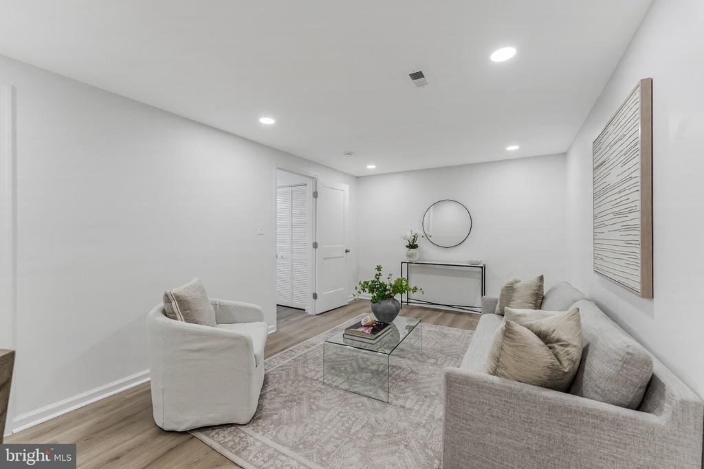 2933 CAMBRIDGE DRIVE