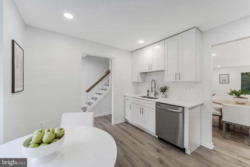 2933 CAMBRIDGE DRIVE