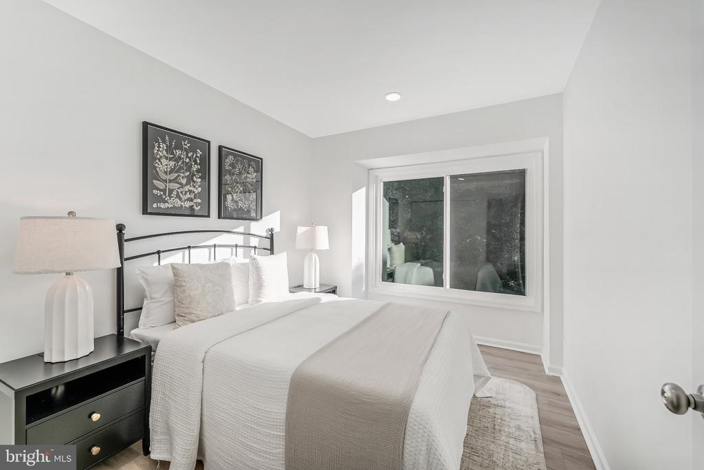 2933 CAMBRIDGE DRIVE