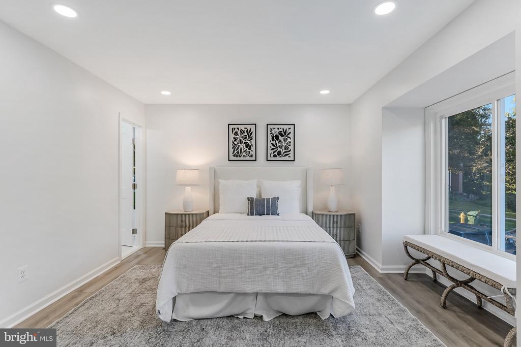 2933 CAMBRIDGE DRIVE