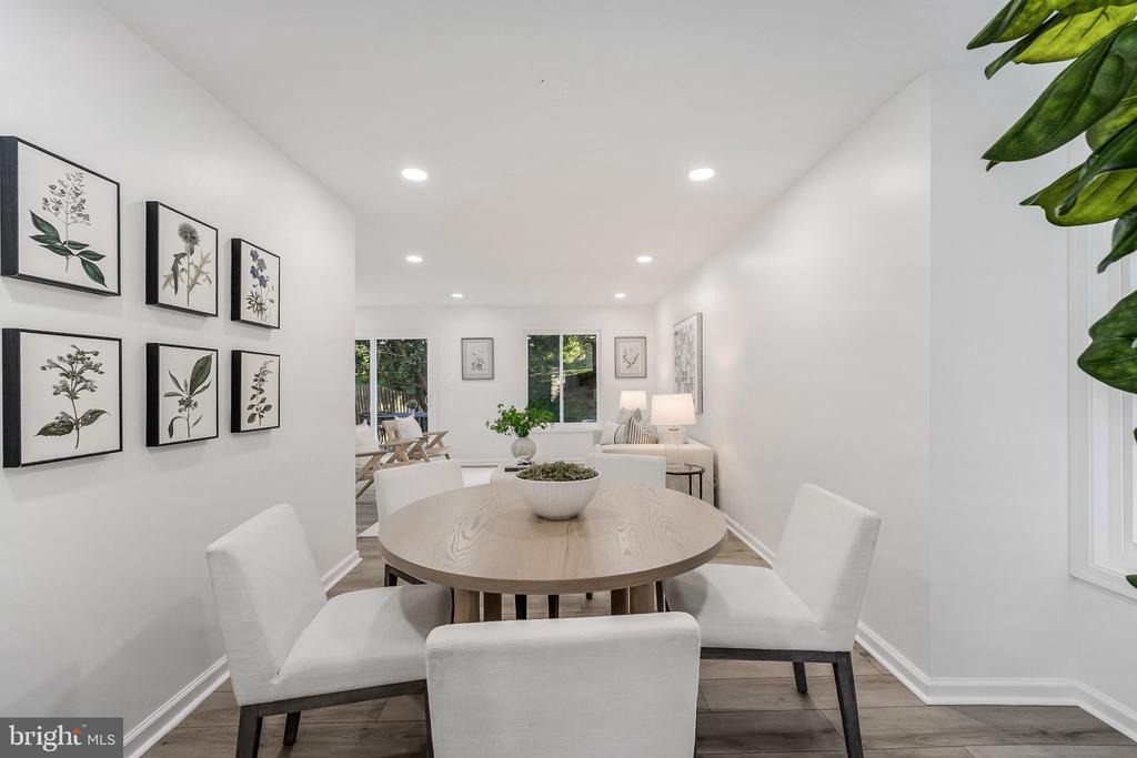 2933 CAMBRIDGE DRIVE