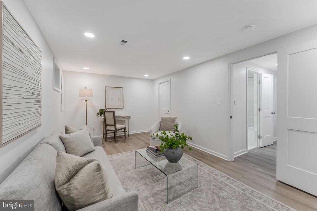 2933 CAMBRIDGE DRIVE