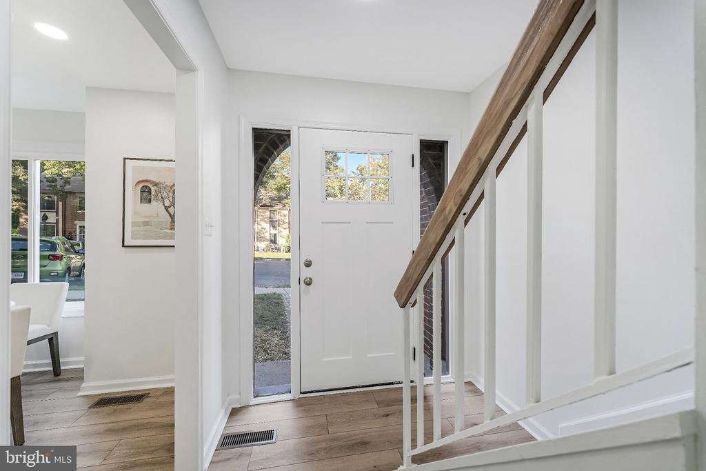 2933 CAMBRIDGE DRIVE
