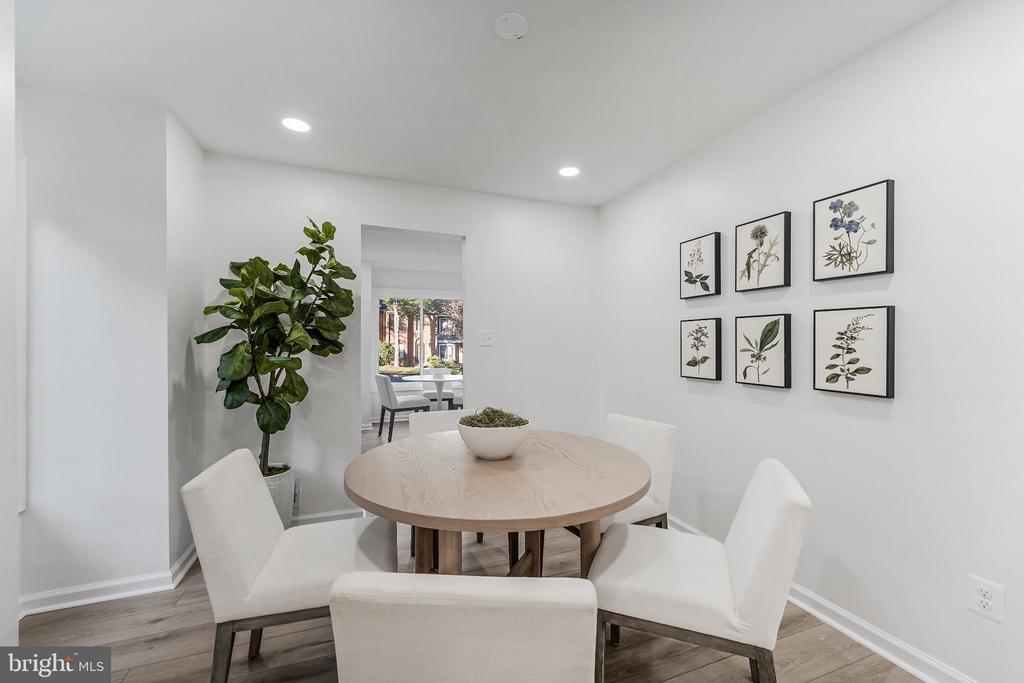 2933 CAMBRIDGE DRIVE