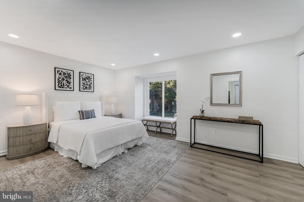 2933 CAMBRIDGE DRIVE