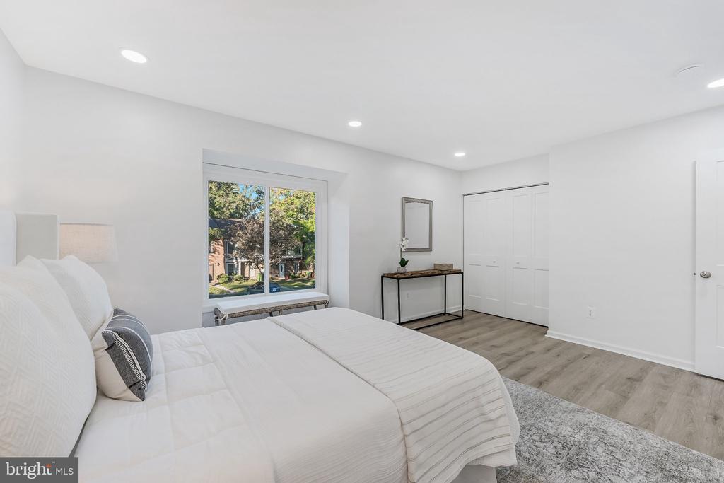 2933 CAMBRIDGE DRIVE