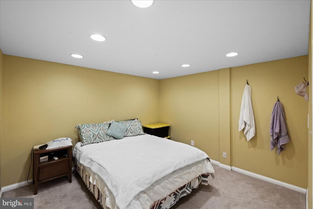 6610 WILLOW POND DRIVE