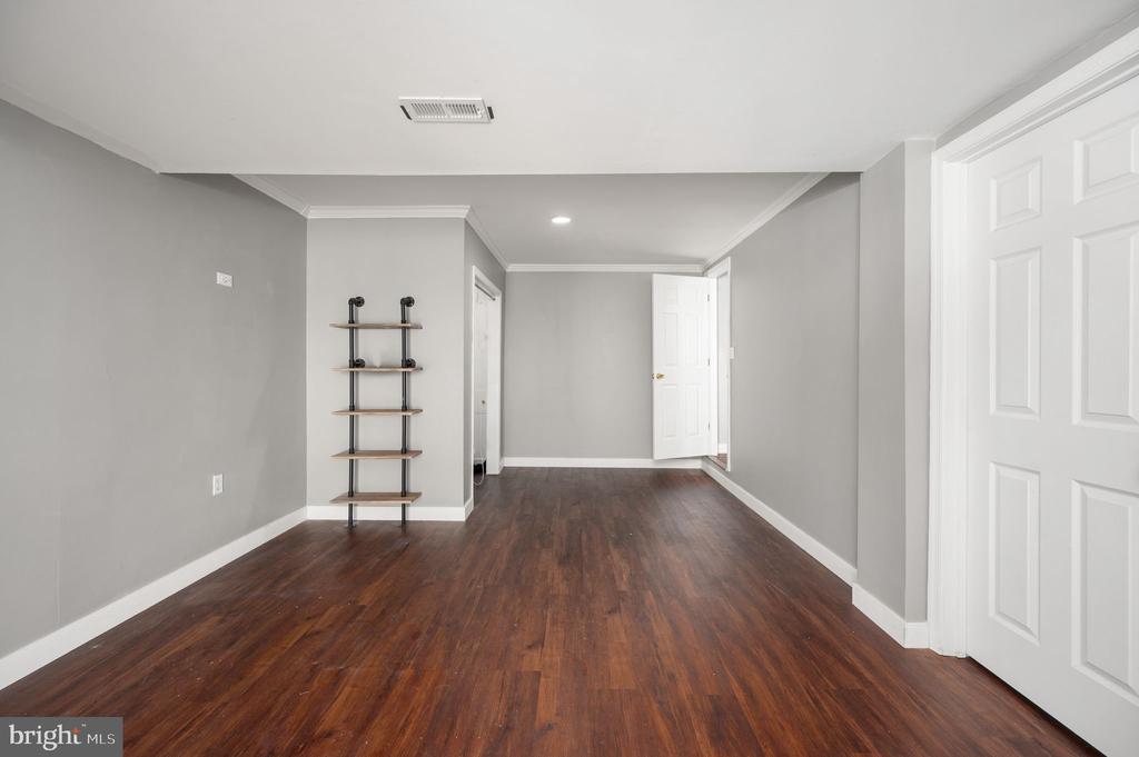 7504 LAURA LANE