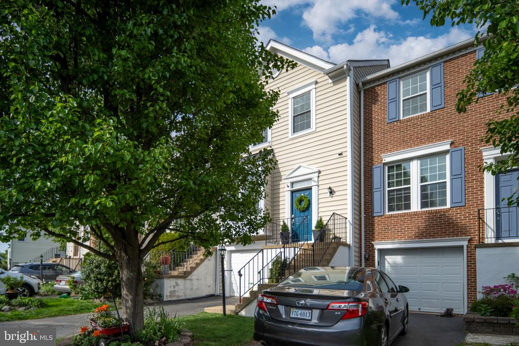 207 KNOLLWOOD COURT