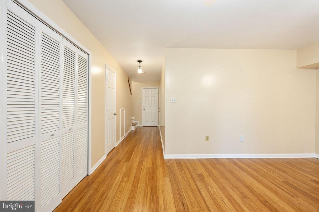 207 KNOLLWOOD COURT