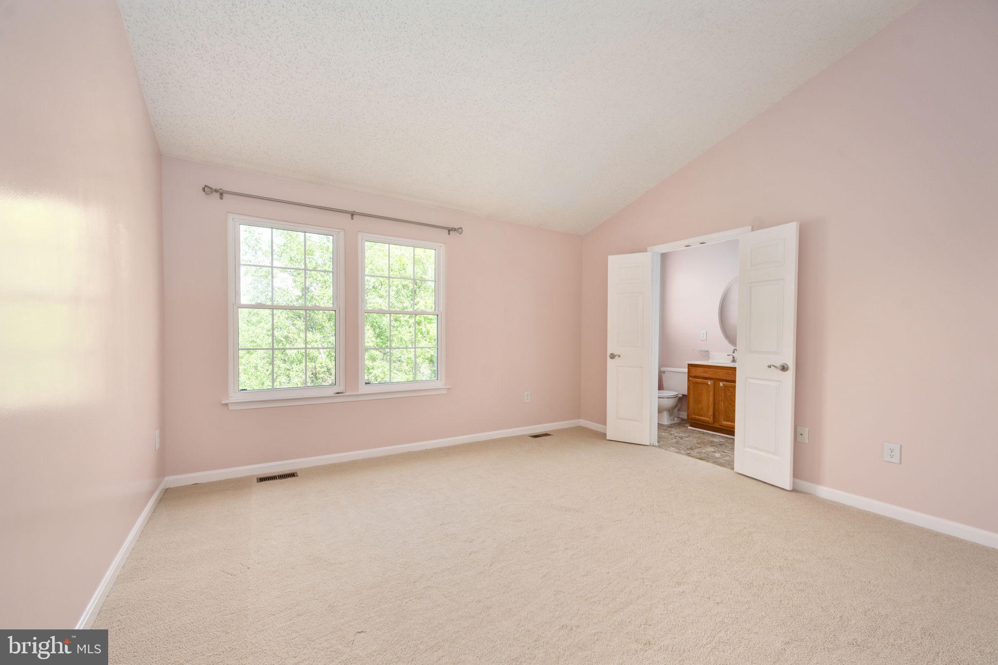 207 KNOLLWOOD COURT